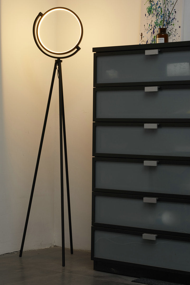 HALO LED Stehleuchte in der Raumecke