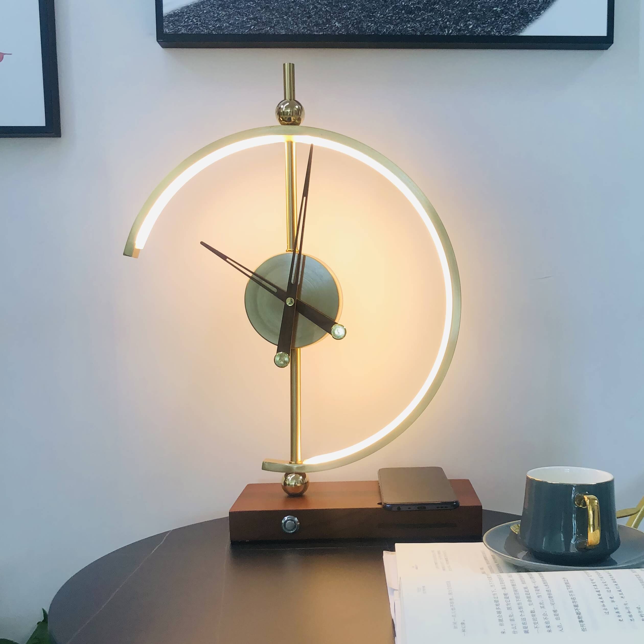 Uhrlampe Golden Hour mit Wireless Charging als moderne Nachttischlampe mit dimmbarem Licht